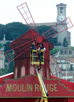 La scenografia per la presentazione del film 'Moulin rouge'