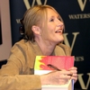 L'autrice, J. K. Rowling, firma le prime copie a Edimburgo, in Scozia