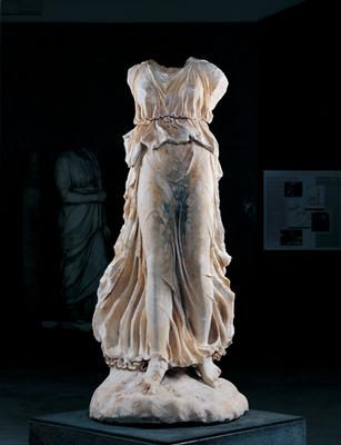 Statua di Nike acefala e priva di ali Proveniente da Napoli, v. S.Agata agli Orefici Marmo bianco, età flavia h. 146 cm. Napoli, Museo Archeologico Nazionale
