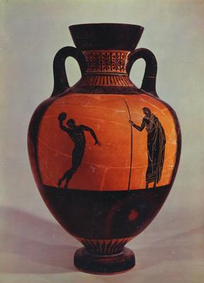 Anfora Panatenaica.jpg. Anfora Panatenaica con discobolo e pedagogo del pittore di Kleophrades. Proveniente da Cuma Terracotta, fine V sec. a.C h. 50 cm; diam. orlo 15,5 cm; diam.piede 13,5 cm Napoli, Museo Archelogico Nazionale