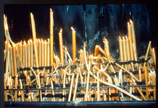 Nan Goldin, Le candele di Fatima, 1998, copyright l'artista, Galerie Yvon Lambert e Guido Costa