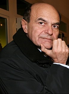 Bersani nel caos festivaliero e stasera in teatro per la finale