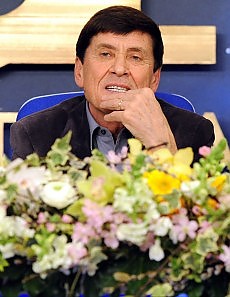 La macchina del fango secondo Luca e Paolo E all'Ariston si ride della vicenda Berlusconi