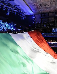 All'Ariston sventola il tricolore Gli artisti e i brani-nostalgia