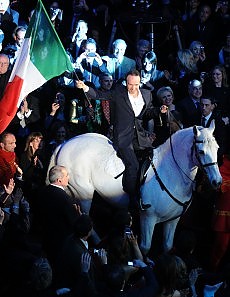All'Ariston un gigantesco Benigni "Anche la Cinquetti era una minorenne..."