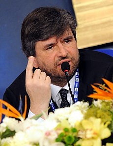 "E' in testa Roberto Vecchioni" E all'Ariston è caos sul televoto