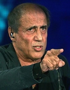 La crisi, la politica, il popolo sovrano Così Celentano bombarda l'Ariston