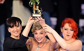 La bionda, la bruna, la rossa "Donne vincono con una risata"