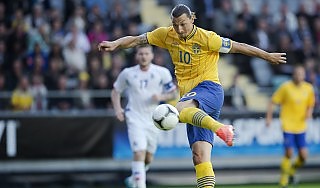 Ibra trascina la Svezia Islanda piegata 3-2