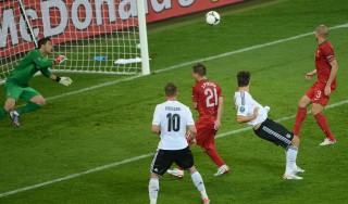 Gomez lancia la Germania Portogallo fermo al palo