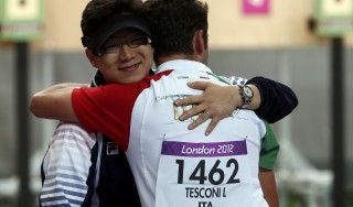 Prima medaglia per l'Italia Tesconi d'argento nella pistola