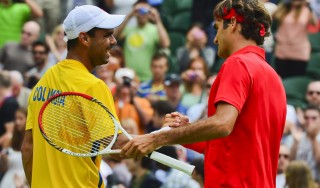Federer si spaventa "nel giardino di casa"