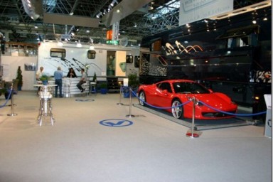 Il "camper" con la Ferrari in garage