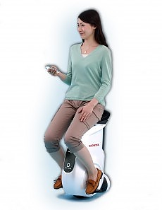 Uni-Cub, il veicolo del futuro elettrico, hi-tech e monoruota