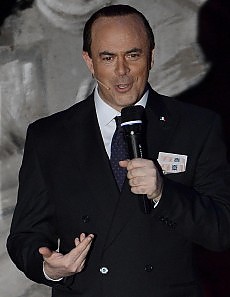 Sanremo, Crozza divide l'Ariston: la contestazione, poi il trionfo