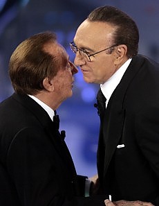 Sanremo, al festival la nostalgia canaglia. L'omaggio a Mike. Arrivano Pippo, Siffredi e Veloso