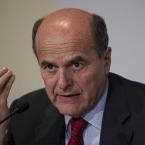 Bersani: "Su Merkel una gaffe di Monti". A Napoli sul palco: "Un voto che decide tutto"