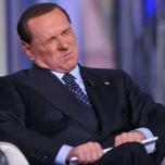 Berlusconi rinuncia al comizio a Napoli ma al suo posto c'è un videomessaggio Berlusconi rinuncia al comizio a Napoli ma al suo posto c'è un videomessaggio