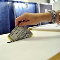 Elezioni, riaperti i seggi: si vota fino alle 15 Crollo dell'affluenza, in aumento le regionali