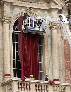 Padre Lombardi: "Domani ci aspettiamo fumata nera. Eletto, il Papa farà sosta di preghiera"