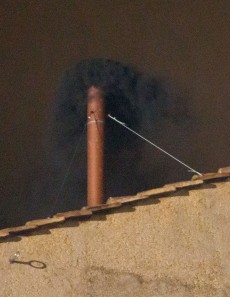 Iniziato il Conclave, la prima fumata è nera