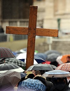 San Pietro, una piazza col naso all'insù. Ecco le voci dei fedeli in attesa