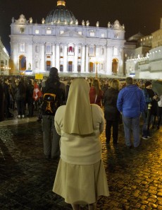 Conclave, notte di trattative dopo la prima fumata nera