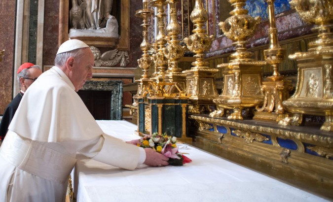 Francesco: la Chiesa cammini&nbsp;    ft     Non sale sul trono. E paga il conto