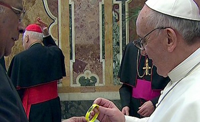Bergoglio, la difesa del Vaticano "Mai compromesso con Videla"      Ai cardinali: "No al pessimismo"