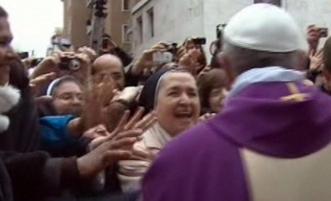 Francesco per strada saluta i fedeli    tv    La mano al fratello della Orlandi    Foto   &nbsp;