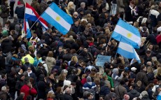 In piazza il popolo di Francesco:  tra chitarre e canti sudamericani