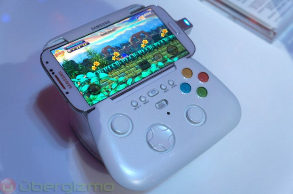 Samsung, un joypad per giocare con l'S4