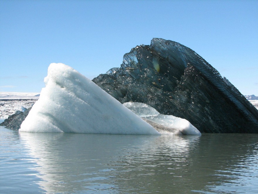 Il fenomeno dell'iceberg nero: la foto
