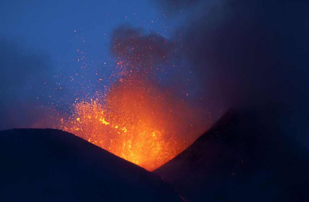 Anelli di fumo dalla bocca dell'Etna