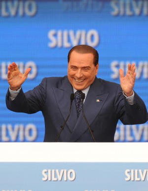 Berlusconi in piazza a Bari: "Con Prodi al Colle tutti all'estero"