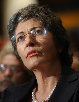 Finocchiaro e Marini: "Attacco miserabile". Renzi: "Insultato, vado avanti per il Pd"