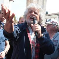 Grillo: "Dobbiamo prendere i politici a casa"