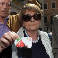 Tessere Pd bruciate, gli iscritti protestano