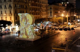 Video / La "R" di Repubblica illumina la notte barese