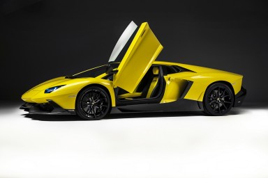 Lamborghini Aventador 50° Anniversario, la signora in giallo