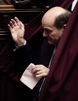 Quirinale, caos nel Pd: Bersani si è dimesso Sel furibonda: "Congresso Pd sulle spalle del Paese"
