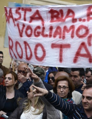 Grillo mobilita la piazza a Roma:  "Napolitano bis è un colpo di Stato"