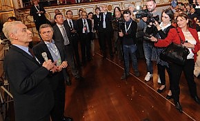 Al Petruzzelli standing ovation  per l'ingresso di Rodotà  /    Video