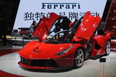 Assalto allo stand Ferrari al salone dell'auto cinese