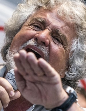 Grillo ai giornalisti: "Golpettino istituzionale" Salta il comizio a Santi Apostoli, corteo al Colosseo