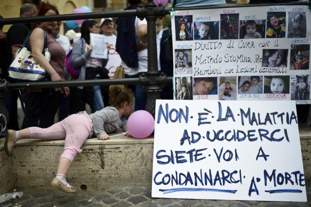 Caso Stamina, la protesta delle famiglie a Montecitorio