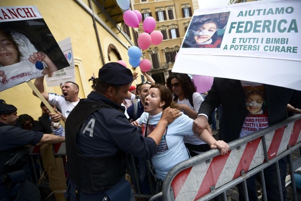 Caso Stamina, la protesta delle famiglie a Montecitorio