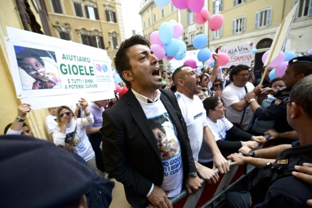 Caso Stamina, la protesta delle famiglie a Montecitorio