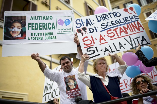 Caso Stamina, la protesta delle famiglie a Montecitorio