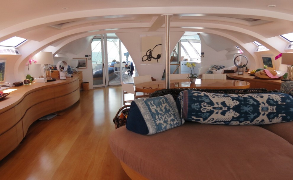 Il superyacht di lusso sembra un Ufo